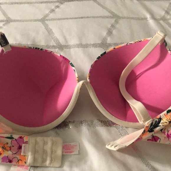 Victory Secret Push up Bra - Picture 5 of 5